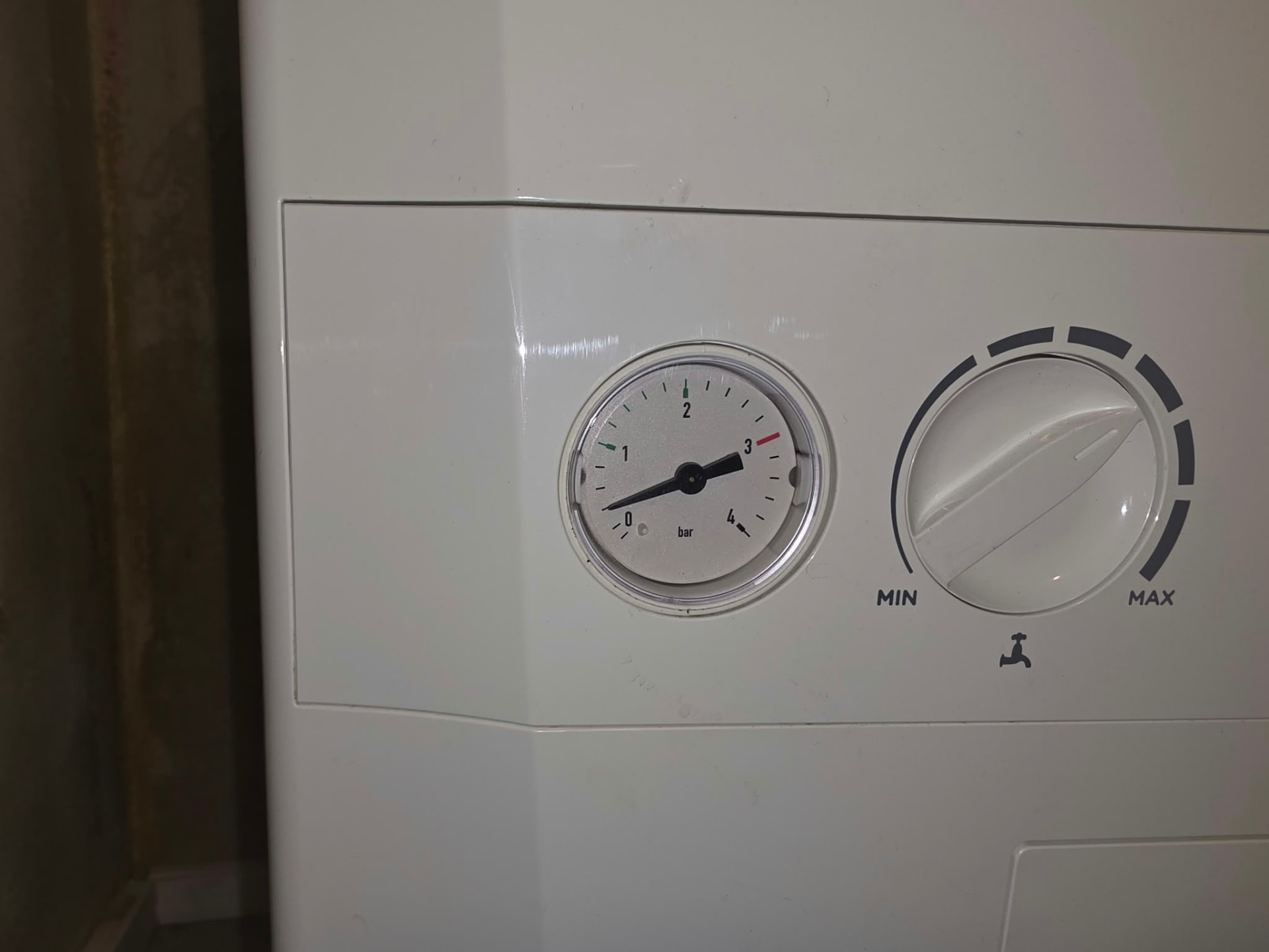 Boiler pressure gauge showing low water pressure below 1 bar Boiler pressure gauge showing low water pressure below 1 bar